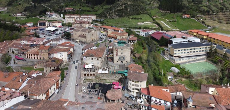 El pueblo a los pies de los Picos de Europa, perfecto para despedir el verano: rutas y gastronomía de 10