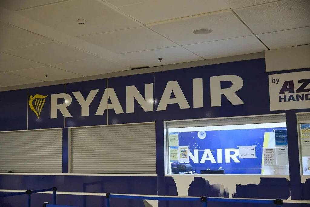 Ryanair advierte con recortar rutas si prospera el alza de tarifas