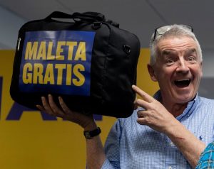 Ryanair permite llevar una maleta más grande sin coste adicional: buenas noticias para tu próxima escapada