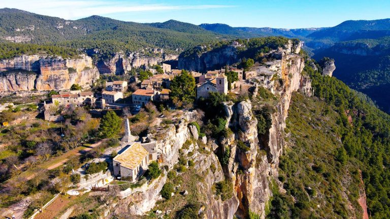 El pueblo de Tarragona colgado de un precipicio con unas vistas que cortan la respiración: 