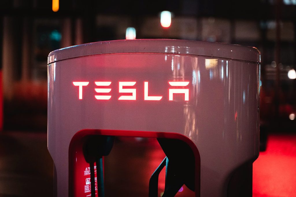 TESLA ES ACUSADA DE PUBLICIDAD ENGAÑOSA