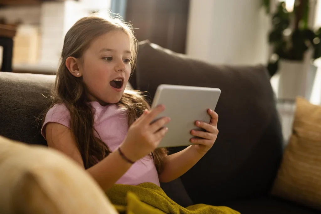 "Si tu hijo usa TikTok, tienes que activar este 'modo restringido' ahora mismo": la guía de un psicólogo para protegerlo de contenido inapropiado 2 Uno de los riesgos menos visibles de TikTok se encuentra en las interacciones privadas que los menores pueden tener en la plataforma, un flanco que muchos padres olvidan proteger. Fuente: Freepik