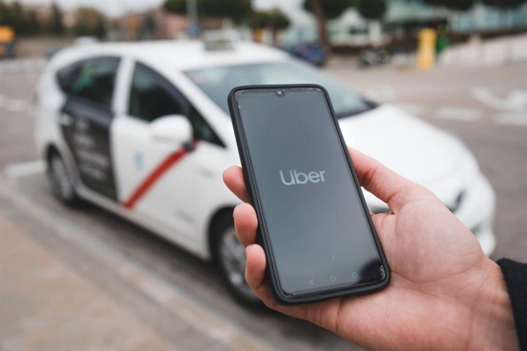 Uber y Cabify rompen la ratio de un VTC por cada 30 taxis, según datos oficiales