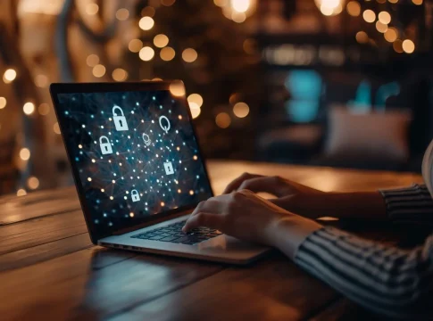 Una persona manejando el ordenador Una persona manejando el ordenador