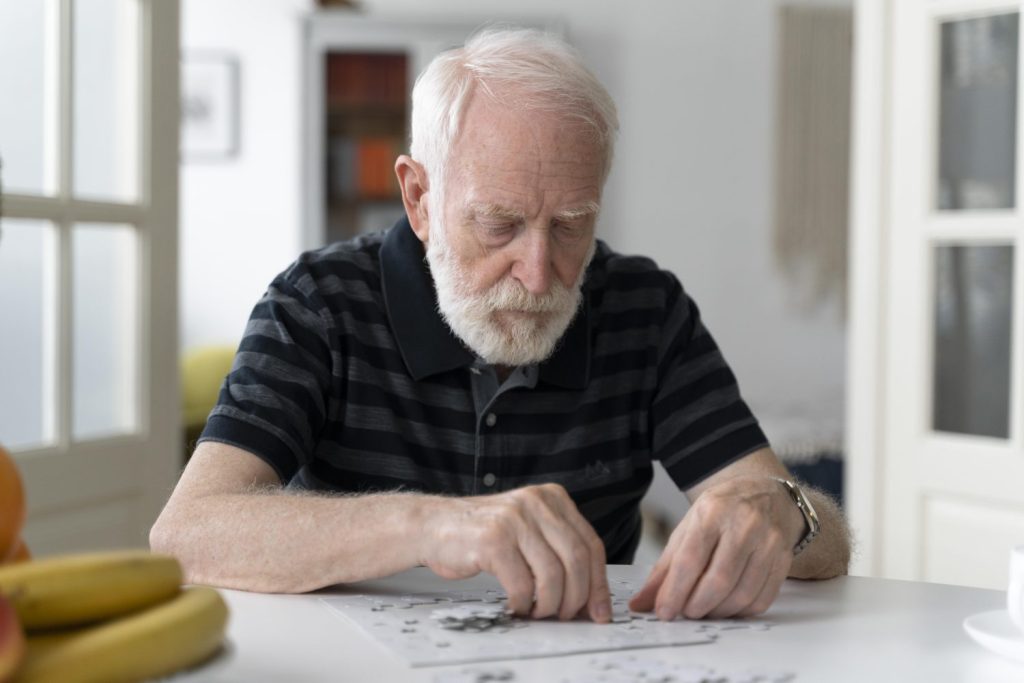 anciano enfrentando la enfermedad de alzheimer