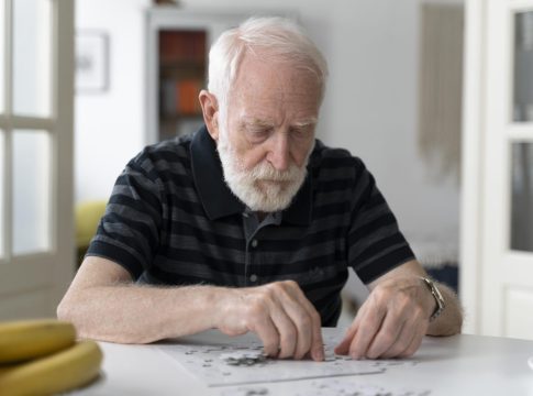 anciano-enfrentando-la-enfermedad-de-alzheimer