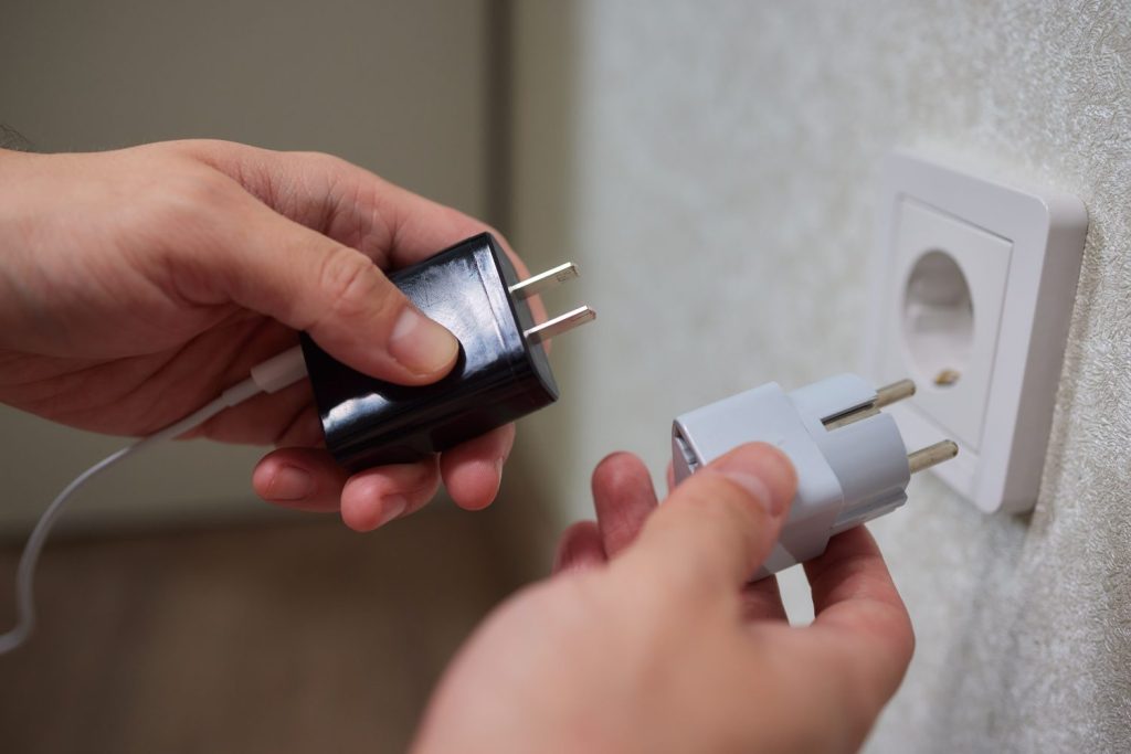 apagar los aparatos que no funcionan ahorra energia cargadores de telefonos o adaptadores de energia no utilizados