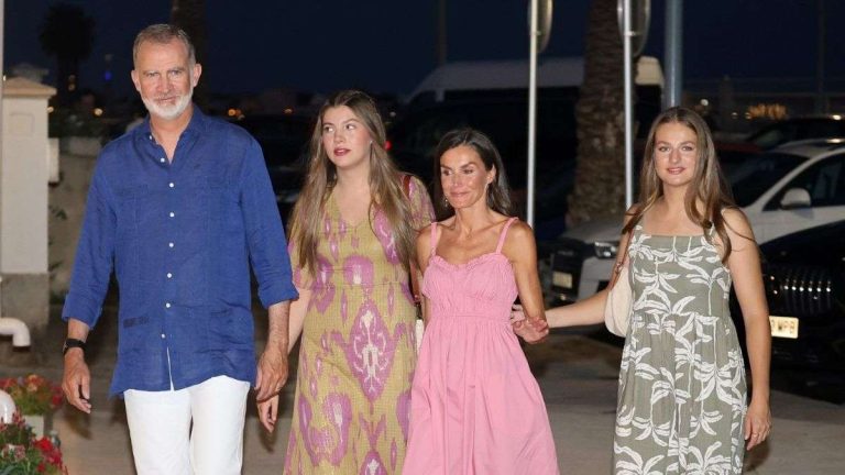 Una filtración y los imprevistos 'acorralan' a la reina Letizia durante sus vacaciones en Grecia