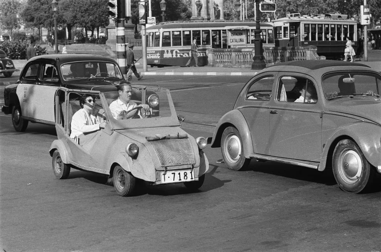 El 'biscúter': el coche sin marcha atrás que parecía una zapatilla y que motorizó a la España de la posguerra