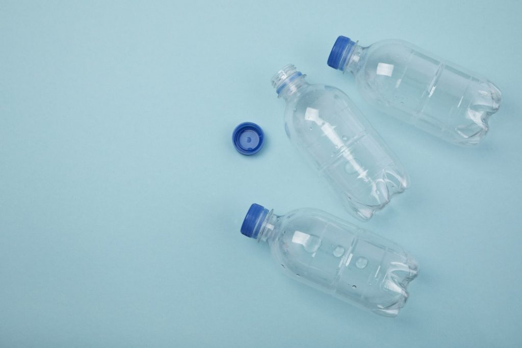 botellas de plastico planas sobre fondo azul
