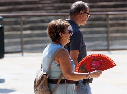 calor altas temperaturas Viandantes soportan el calor provocado por las altas temperaturas por las calles de Málaga, a 12 de agosto de 2025