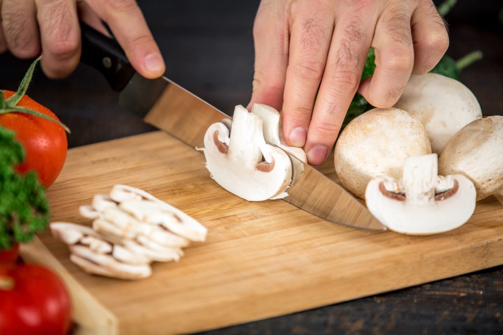 ¿En serio sigues lavando los champiñones bajo el grifo? Estás cometiendo una aberración que los convierte en esponjas de agua insípidas 1 Analizamos las desastrosas consecuencias culinarias de lavar incorrectamente estos hongos y cómo este simple gesto arruina cualquier plato. Fuente: Freepik