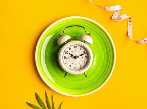 composicion-con-placa-despertador-y-cinta-metrica-sobre-un-fondo-de-color-concepto-de-dieta-y-plan-de-perdida-de-peso-espacio-de-copia