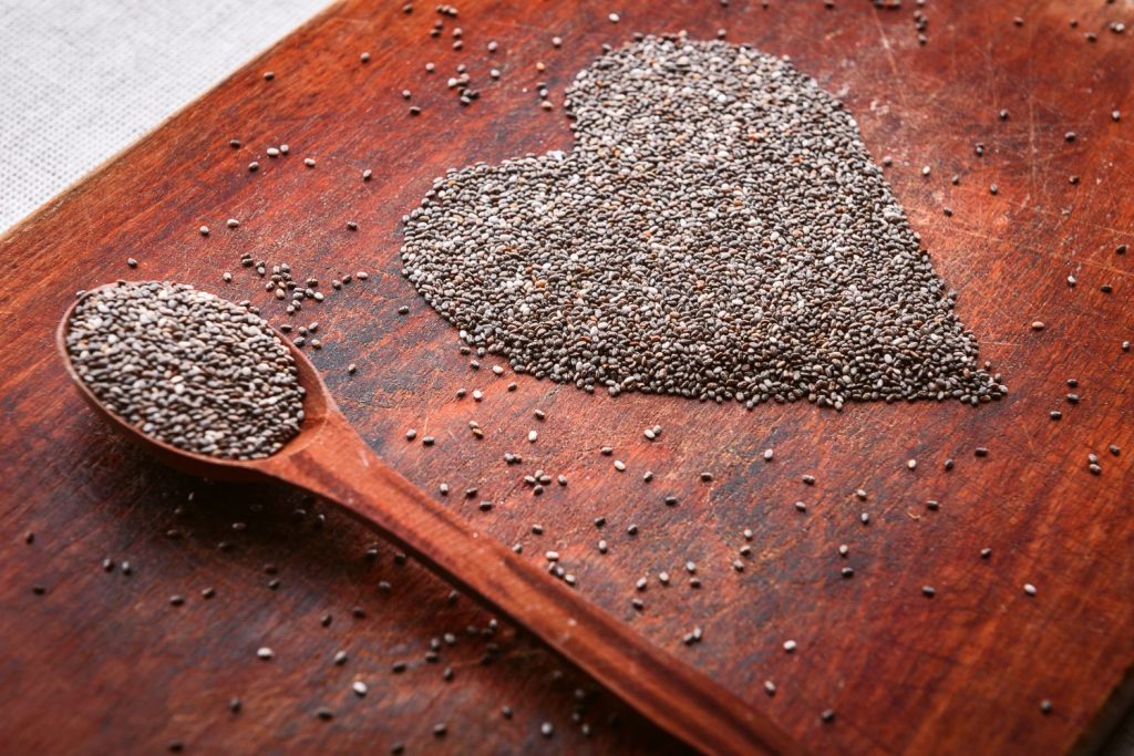 corazon hecho de semillas de chia en una mesa de madera concepto de salud y alimentacion saludable