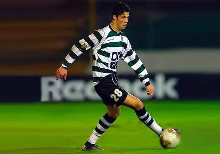 Otra de las incorporaciones que podría haber cambiado la historia del fútbol. El Valencia, en la primavera de 2003, tenía "cerrada" la compra de Cristiano Ronaldo, que contaba con 17 años por aquel entonces, tal y como recordaba Pep Claramunt.  Lo hizo gracias a Paco Roig, que llegó a un acuerdo con Jorge Mendes para los fichajes de Cristiano y Quaresma... a pesar de no ser el presidente del club. La guerra accionarial de aquellas fechas entre Roig y los Soler terminó con estos últimos como dueños del destino del Valencia.  cristiano ronaldo valencia fichajes caidos