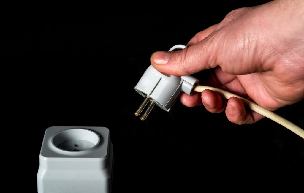 enchufe manualmente el cable de alimentacion una toma de corriente europea o de plastico blanco