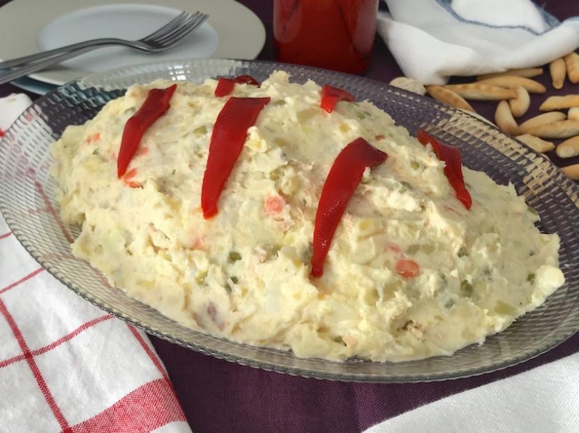 El viaje que transformó aquel plato de lujo en la tapa que hoy disfrutamos fue largo y estuvo marcado por la historia, desde la caída de los zares hasta su llegada a la península, donde la ensaladilla rusa encontró su verdadero hogar.  Fuente: Freepik 
