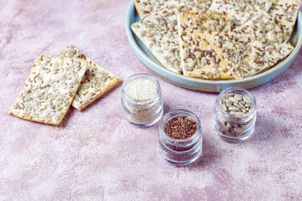 galletas sin gluten recien horneadas saludables con semillas
