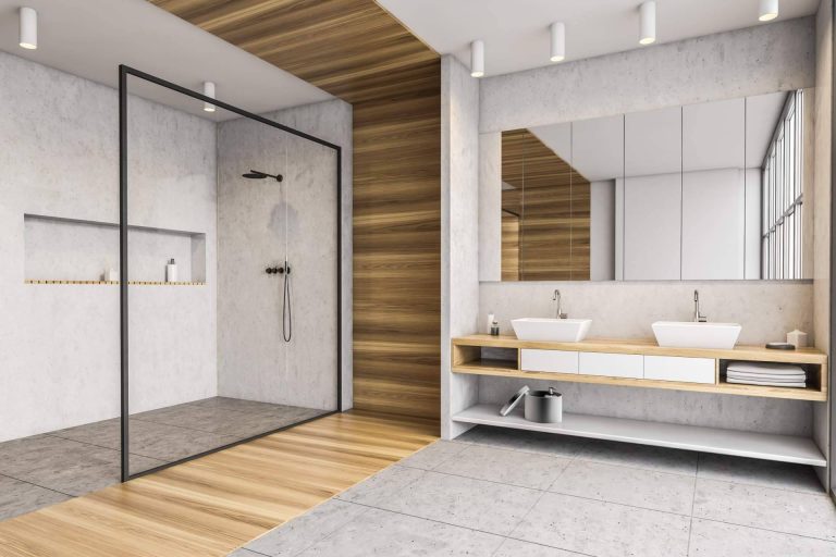 Platos de ducha de resina, mamparas y muebles de baño; las 10 firmas más destacadas del sector en 2025