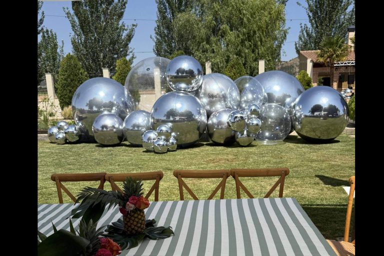 Las esferas gigantes; innovación en decoraciones con globos