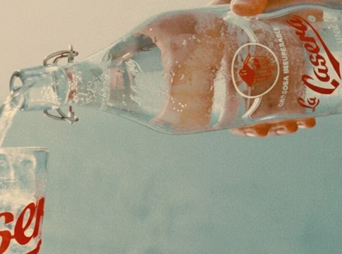 ¿Qué fue de la 'Gaseosa La Casera' con el tapón de alambre? El refresco que no faltaba en ninguna casa y el ritual de abrir la botella ¿Qué fue de la 'Gaseosa La Casera' con el tapón de alambre? El refresco que no faltaba en ninguna casa y el ritual de abrir la botella