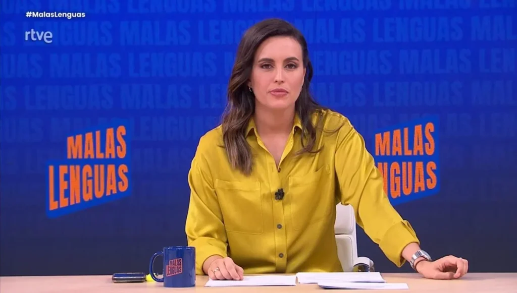 Aida Bao presentando 'Malas Lenguas' en La 2 de RTVE