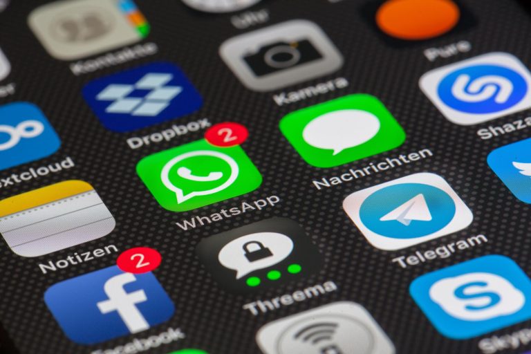 Libera 10GB en tu móvil en 1 minuto sin borrar fotos: el truco está en una carpeta oculta de WhatsApp que acumula basura