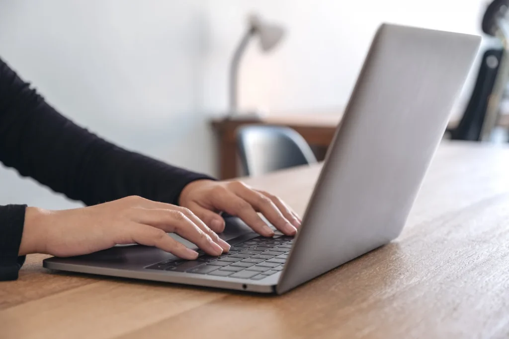 Descubre el código exacto que necesitas para renombrar tu carpeta y activar el "modo Dios", abriendo las puertas a cientos de configuraciones avanzadas. Fuente: Freepik 
