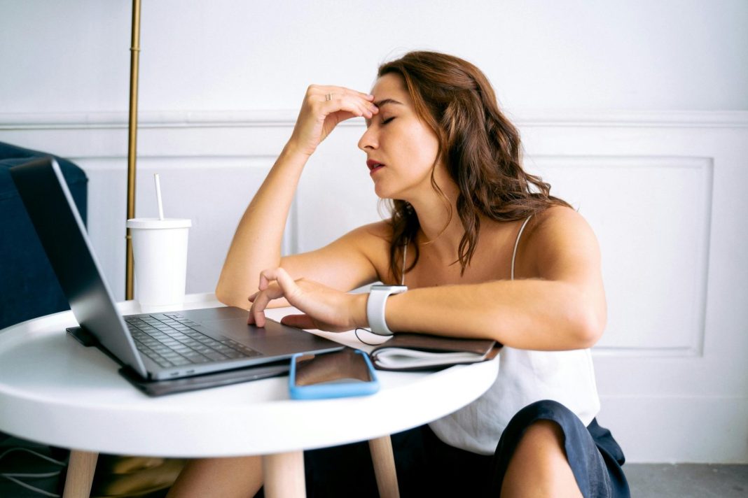 Millennials frente al agotamiento diario: entre la presión laboral y la culpa por descansar