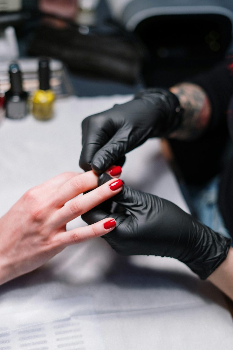 Este tipo de esmaltes de uñas aumenta el riesgo de desarrollar cáncer y la UE prohíbe su uso a partir del 1 de septiembre