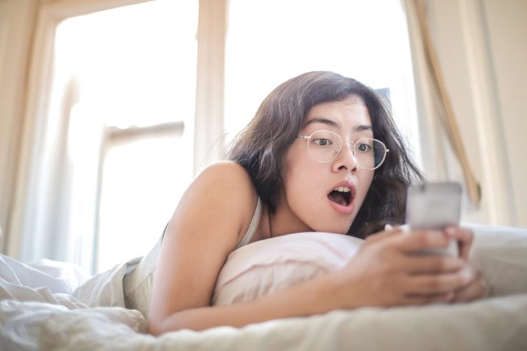 La extraña razón por la que siempre te despiertas justo cinco minutos antes de que suene la alarma del móvil