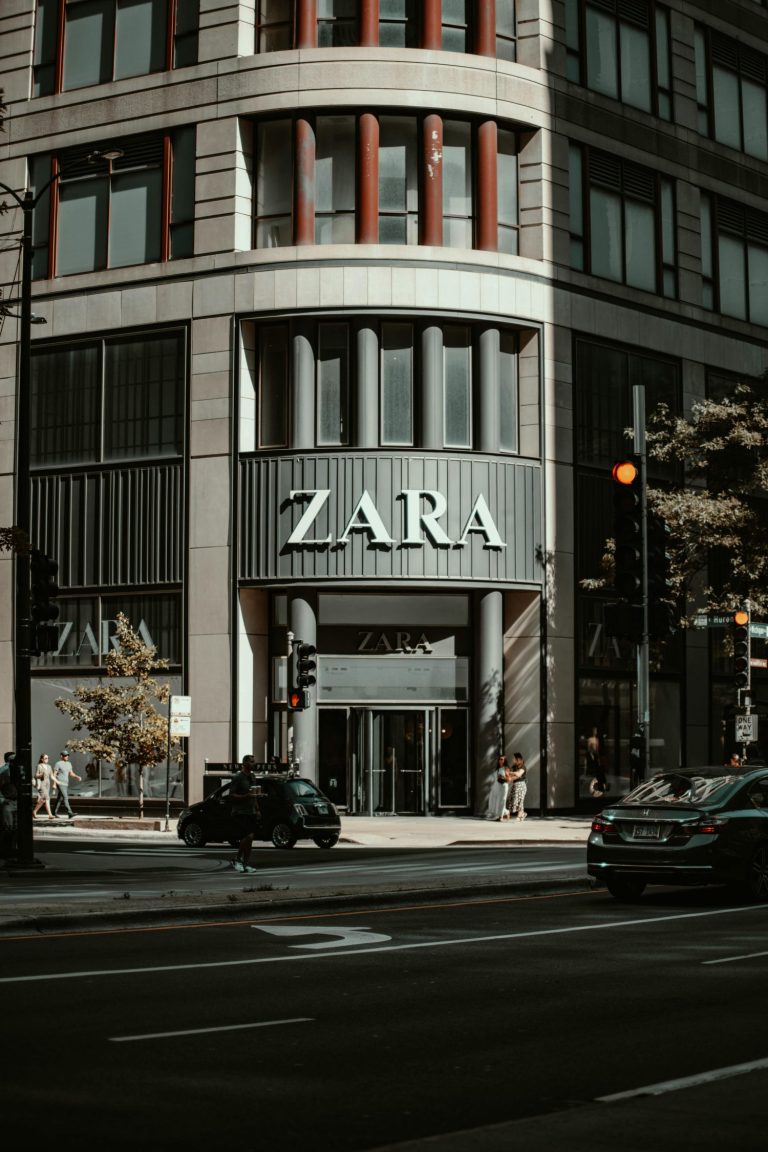 Colas en Zara por esta falda midi que madres e hijas están llevando este verano