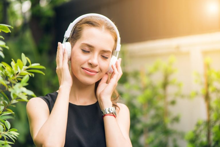 Por qué se te pega una canción y no puedes quitártela de la cabeza (y el truco definitivo para conseguirlo)