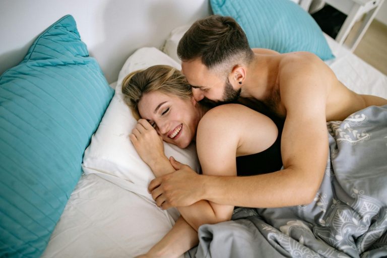 Dormir de cucharita con tu pareja suena perfecto hasta que descubres lo que realmente le pasa a tu cuerpo y a tu relación