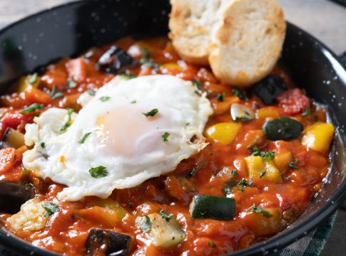 pisto manchego El ingrediente que los manchegos echan al pisto y tú no: el secreto para darle un sabor profundo y un toque dulce inesperado