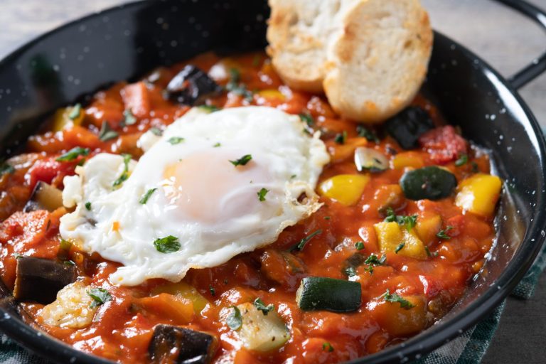El ingrediente que los manchegos echan al pisto y tú no: el secreto para darle un sabor profundo y un toque dulce inesperado