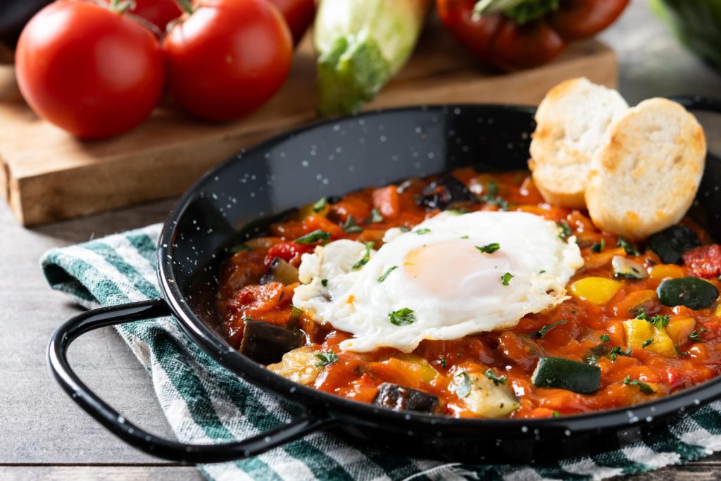 El ingrediente que los manchegos echan al pisto y tú no: el secreto para darle un sabor profundo y un toque dulce inesperado 1 EL ERROR QUE CASI TODOS COMETEMOS AL PREPARAR LA FRITADA