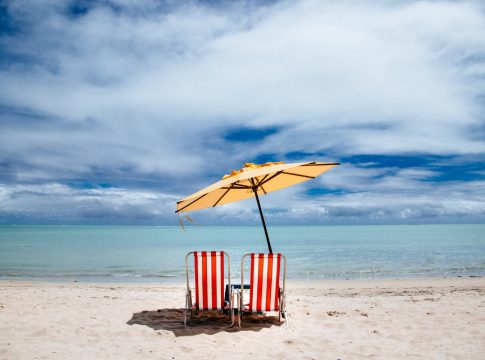 playa arena sombrilla Freepik