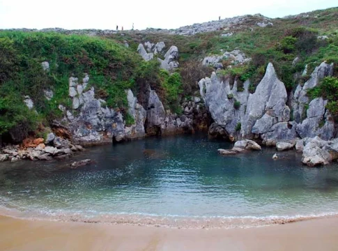 La playa más extraña del mundo está en Asturias: no tiene salida al mar y el agua aparece y desaparece por arte de magia La playa más extraña del mundo está en Asturias: no tiene salida al mar y el agua aparece y desaparece por arte de magia