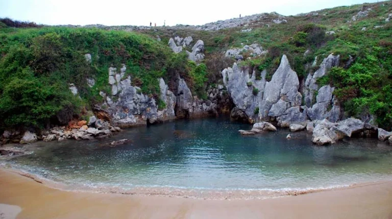 La playa más extraña del mundo está en Asturias: no tiene salida al mar y el agua aparece y desaparece por arte de magia