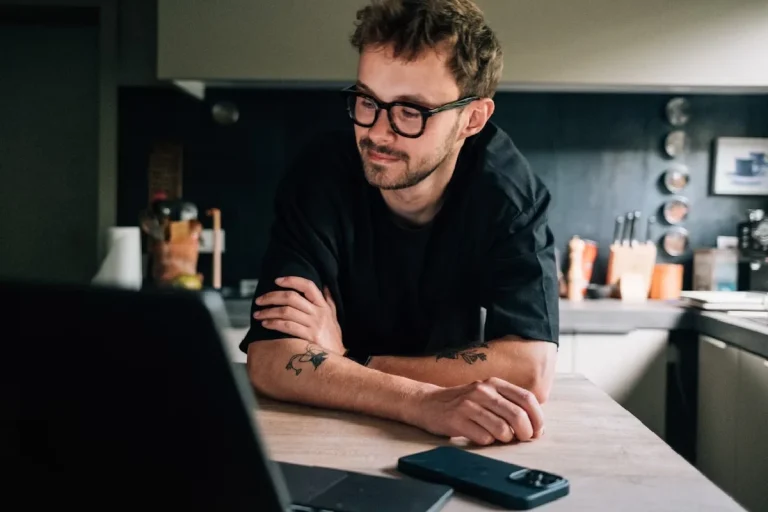 Psicólogo online: una vía discreta y eficaz para que los hombres también cuiden su salud mental