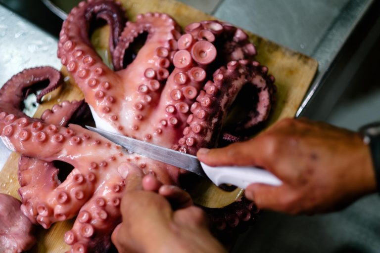 El 'revolcón' del pulpo que nadie te cuenta: el movimiento exacto para que quede tierno en 3 minutos