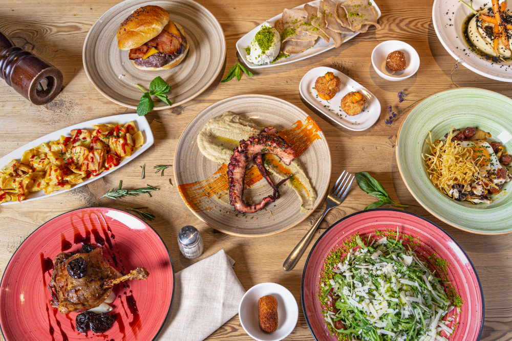 José Diese (57), crítico gastronómico: "Los 5 restaurantes de Barcelona donde siempre como por menos de 20€" 1 Pocos establecimientos dominan el arte de la tapa con la maestría de los que te descubro aquí, auténticos templos del picoteo. Fuente: Freepik