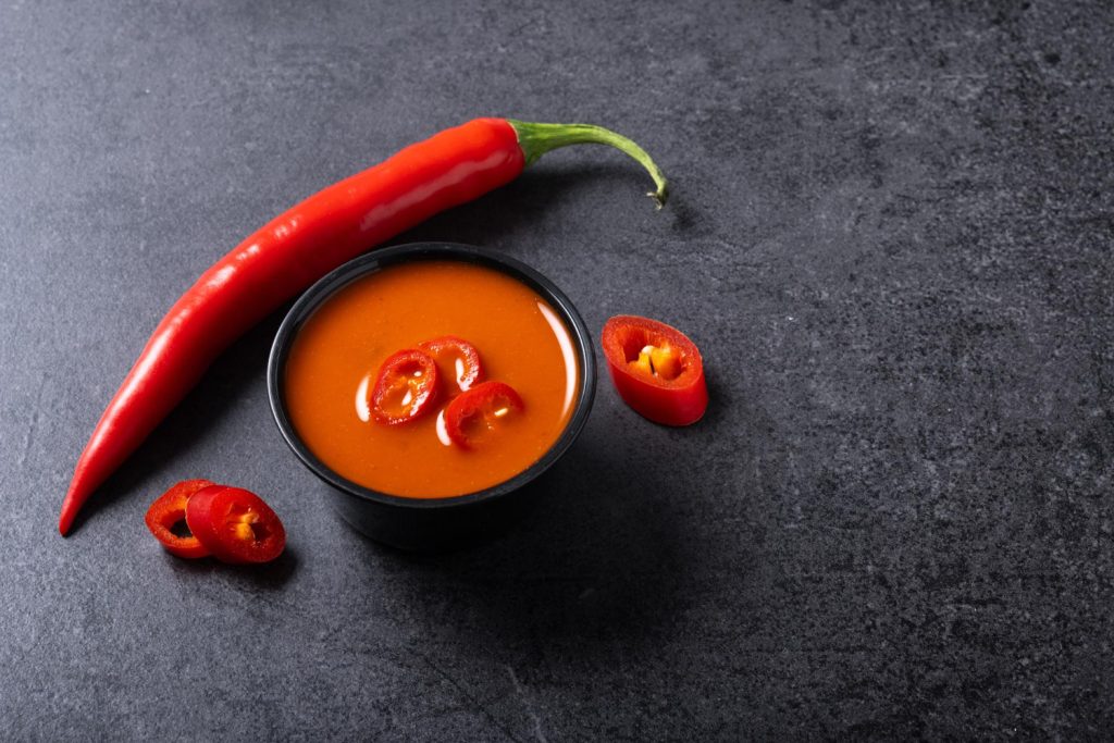 Si no lleva tomate, ¿qué hace que esta salsa brava tenga ese sabor y color tan característicos? La clave está en la despensa. Fuente: Freepik 
