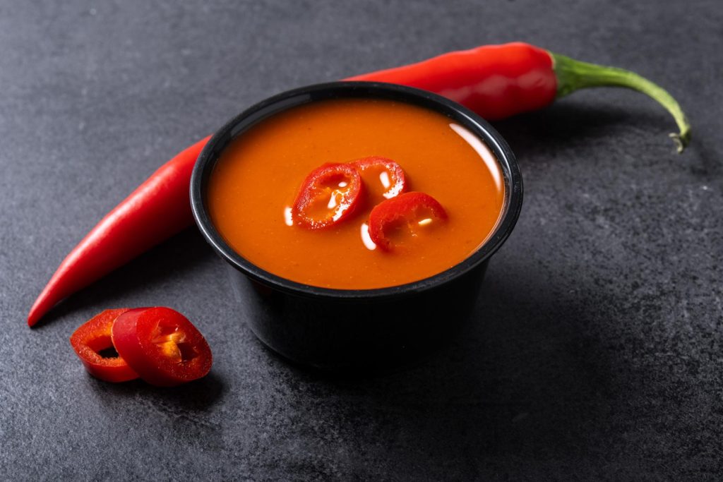 El equilibrio es fundamental en la cocina y la salsa brava no es una excepción. Su consistencia es tan importante como su sabor. Fuente: Freepik  