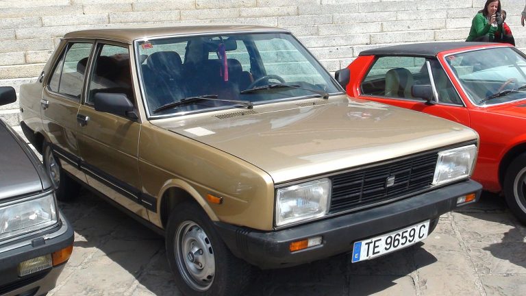 El infierno de viajar 5 en un SEAT 131 sin cinturones atrás: el recuerdo de los viajes a la playa con las ventanillas bajadas y el casete de Los Pecos