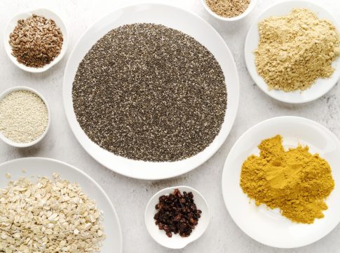 semillas-organicas-en-diferentes-platos semillas