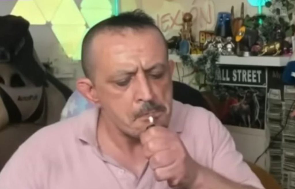 Una muerte en directo, cocainómanos famosos y las mil desgracias que ponen a la competencia de Twitch y YouTube en el disparadero 2 Simón Pérez durante uno de sus directos en Kick