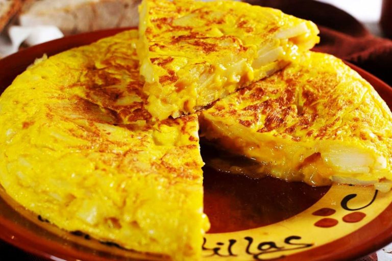La receta de la tortilla de patatas que no lleva cebolla: el debate que divide a España
