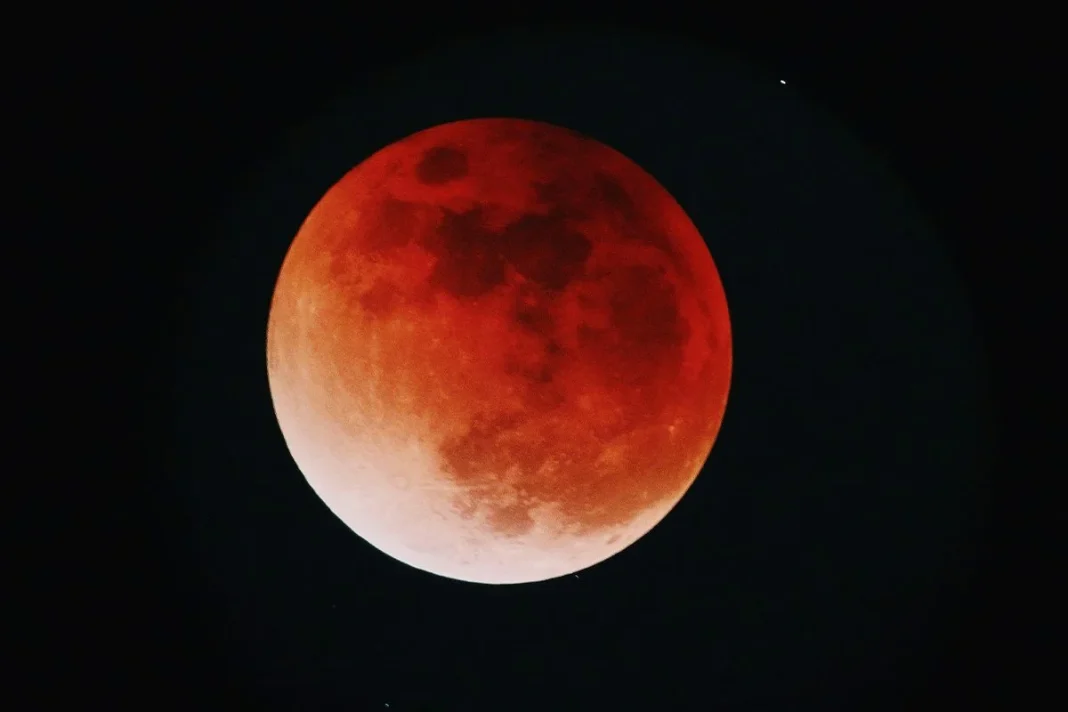 ¿POR QUÉ LA LUNA SE VUELVE ROJA EN ESTE FENÓMENO ASTRONÓMICO?